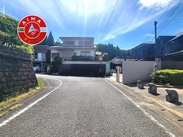筑紫野市大字吉木第1-1棟（1号棟）の前面道路含む現地写真|前面道路は閑静な住宅地をはしる車通りの少ない道路。お車の出し入れが苦手なママや小さなお子様にも安心ですね。しっかり舗装もされているので、ベビーカーや自転車で通っても快適に通行できます。