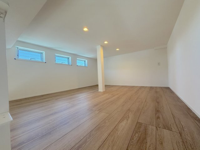 全4棟／シンプルモダンなデザイナーズハウス／港北区下田町3丁目の収納|リビング上にはロフトスペース