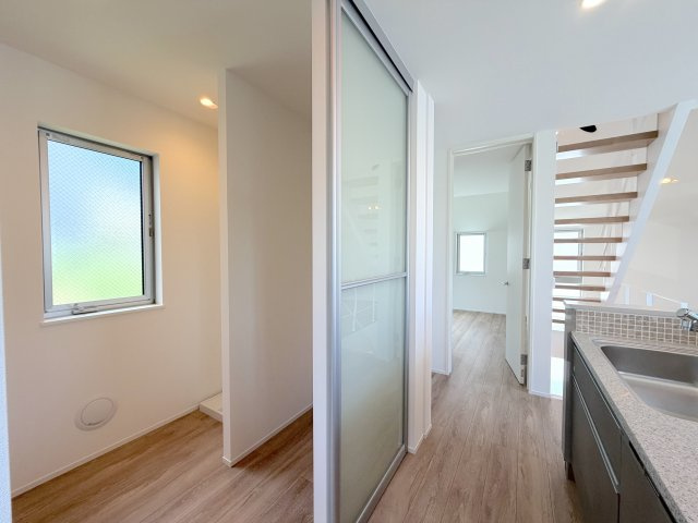 全4棟／シンプルモダンなデザイナーズハウス／港北区下田町3丁目のキッチン|キッチン背面にはパントリー収納庫