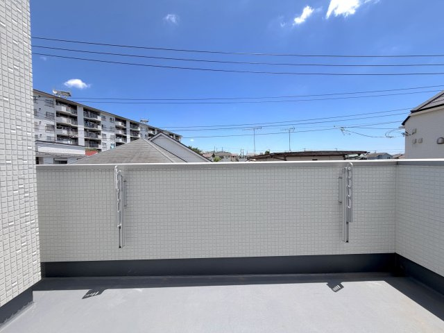 全4棟／シンプルモダンなデザイナーズハウス／港北区下田町3丁目のバルコニー