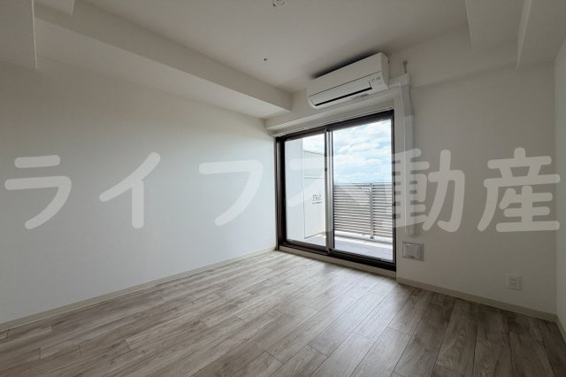 フォーリアライズ大阪ミッテの内装|おしゃれな居間です