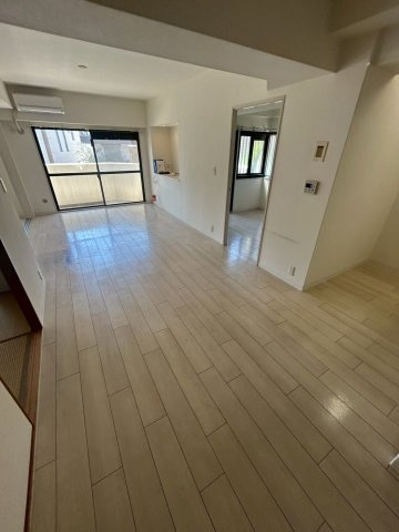 西宮市高塚町の賃貸マンションの居間・リビング