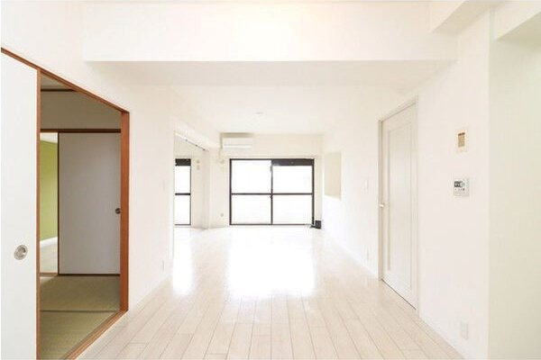 西宮市高塚町の賃貸マンションの居間・リビング