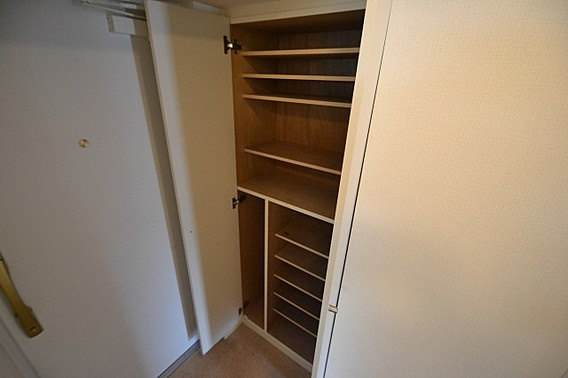 神戸市中央区熊内町５丁目の賃貸マンションの玄関