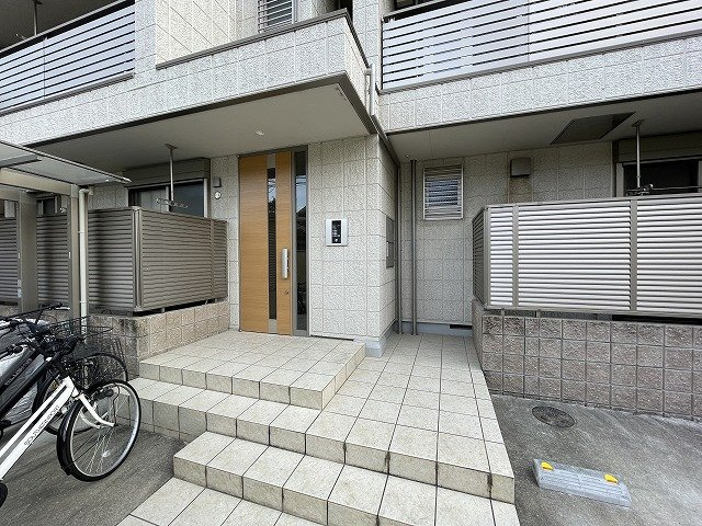 西宮市甲子園口北町の賃貸マンションのエントランス