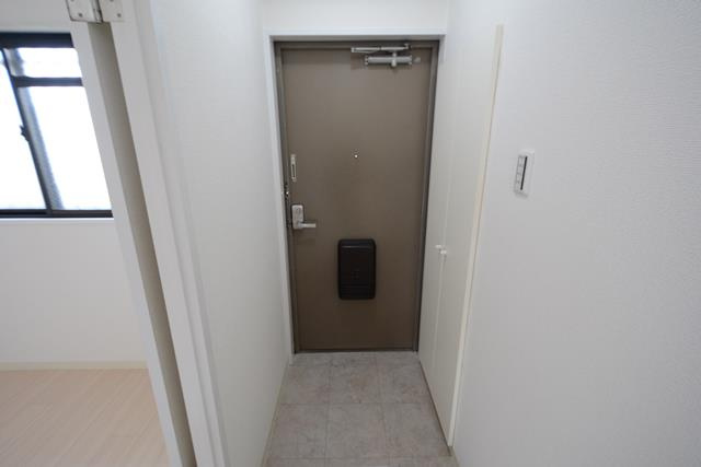 西宮市下大市東町の賃貸マンションの玄関