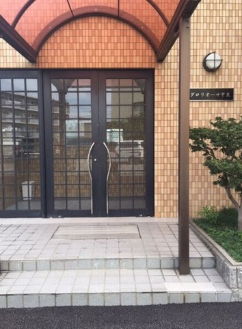 西宮市下大市東町の賃貸マンションのエントランス