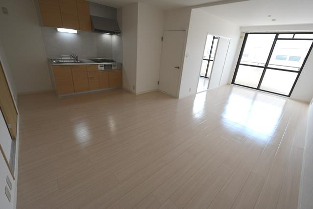 西宮市下大市東町の賃貸マンションの居間・リビング
