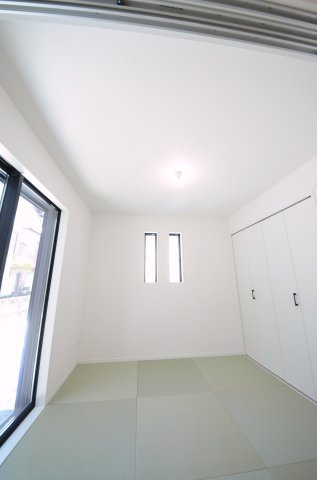 矢野西三丁目の和室|各居室に機能的なクローゼットを完備。タンスなどの大型家具を買い足す必要がないため、お部屋の面積を最大限に活かせます。