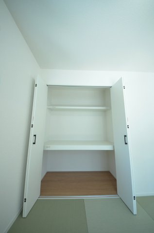 矢野西三丁目の収納|各居室に機能的なクローゼットを完備。タンスなどの大型家具を買い足す必要がないため、お部屋の面積を最大限に活かせます。