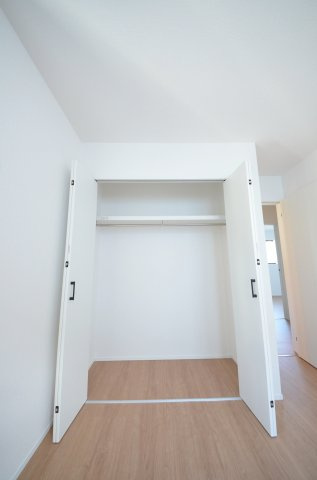 矢野西三丁目の収納|各居室に機能的なクローゼットを完備。タンスなどの大型家具を買い足す必要がないため、お部屋の面積を最大限に活かせます。