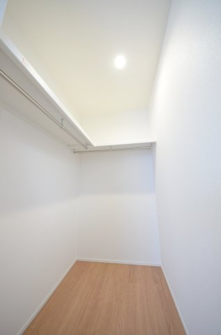 矢野西三丁目の収納|各居室に機能的なクローゼットを完備。タンスなどの大型家具を買い足す必要がないため、お部屋の面積を最大限に活かせます。