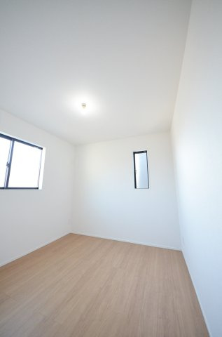 矢野西三丁目の洋室|各居室に機能的なクローゼットを完備。タンスなどの大型家具を買い足す必要がないため、お部屋の面積を最大限に活かせます。