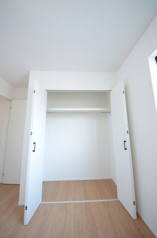 矢野西三丁目の収納|各居室に機能的なクローゼットを完備。タンスなどの大型家具を買い足す必要がないため、お部屋の面積を最大限に活かせます。