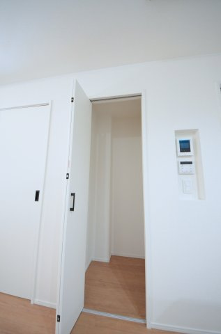 矢野西三丁目の収納|掃除機やアイロン、日々の書類などを1か所に集約できる機能的なリビング収納スペース