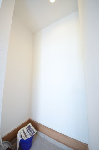 矢野西三丁目の収納|玄関横には、靴だけでなくベビーカーやアウトドア用品、ゴルフバッグも丸ごと収まる大容量のシューズインクローゼットがあります