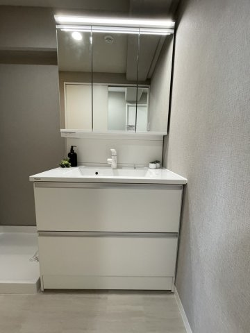 サンワプラザ芦屋の独立洗面台|※設置されている家具・小物・照明はディスプレイ用です。