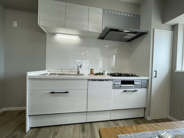 サンワプラザ芦屋のキッチン|キッチンは壁付けタイプでダイニングスペースを有効にお使いいただけます。※設置されている家具・小物・照明はディスプレイ用です。