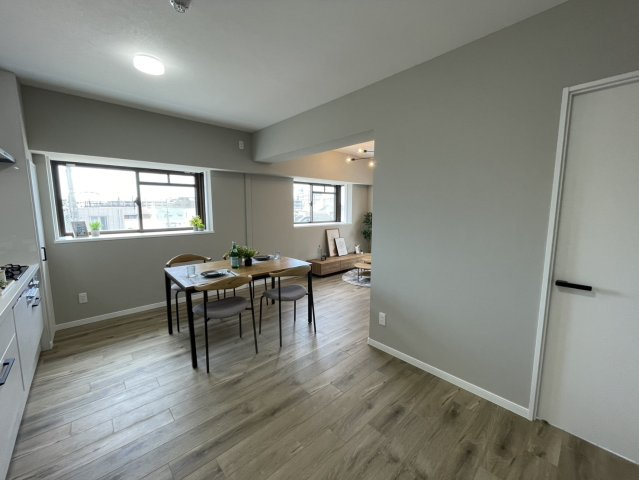 サンワプラザ芦屋のキッチン|キッチンは壁付けタイプでダイニングスペースを有効にお使いいただけます。※設置されている家具・小物・照明はディスプレイ用です。