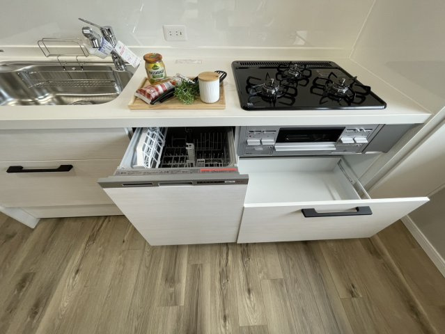 サンワプラザ芦屋のキッチン|3口コンロに食洗機付き。※設置されている家具・小物・照明はディスプレイ用です。