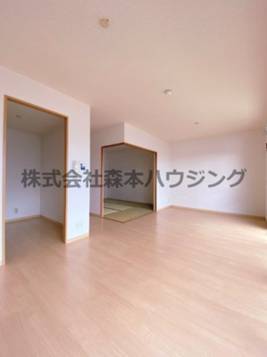 【居間・リビング】 | 　ファムール忍ヶ丘 | こちらのリビングで趣味の時間をお楽しみください