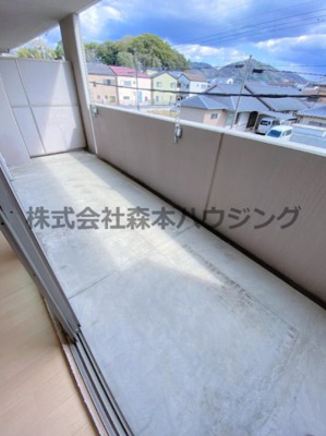 【バルコニー】 | 　ファムール忍ヶ丘 | 暖かな日差しのふりそそぐバルコニー