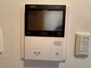 訪問者が来たときにテレビ画面で確認できるため、安心してドアを開けられます。録画機能があるものもあり、留守中に来訪者を記録しておくことができます。利便性が高く、セキュリティ面でも安心です。
