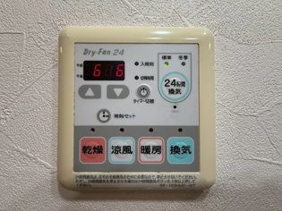 暖房機能があるため、冬場でも温かい浴室で入浴でき、乾燥機能があるため、水気を素早く取り除けます。また、換気機能があるため、湿気を素早く排出してカビや雑菌の発生を防ぐことができます。