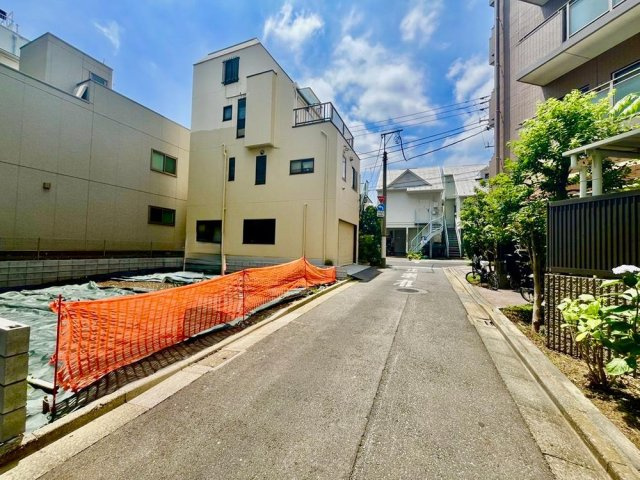 文京区本駒込　建築条件なし売地の前面道路含む現地写真