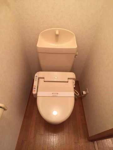 アムール　Ｂのトイレ|温水洗浄暖房便座です。