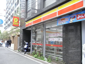 デイリーヤマザキ 徒歩2分。コンビニ 90m