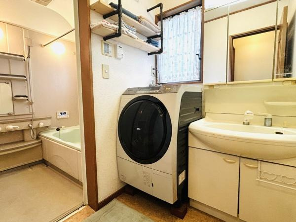 【独立洗面台】 | 相模原市中央区宮下本町１丁目　中古戸建 | 清潔感のある色で統一されたプライベート空間は、身だしなみチェックや肌のお手入れに最適です。