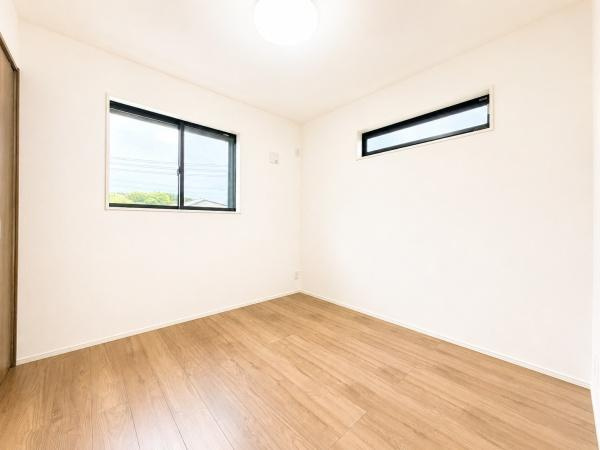 横浜市戸塚区上柏尾町の新築一戸建の洋室|窓からの光が嬉しい洋室です。
収納もあり、荷物が多い方にも安心です♪