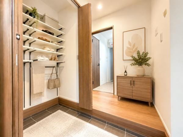 横浜市戸塚区上柏尾町の新築一戸建の玄関|収納豊富な玄関です。
この明るい玄関が気持ちよく家族を迎え入れます♪
※家具等はCGでの参考レイアウトです。