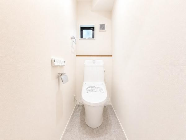 横浜市戸塚区上柏尾町の新築一戸建のトイレ|清潔感のある内装のすっきりとしたデザインのトイレです。
水周りが綺麗だと安心ですね。
