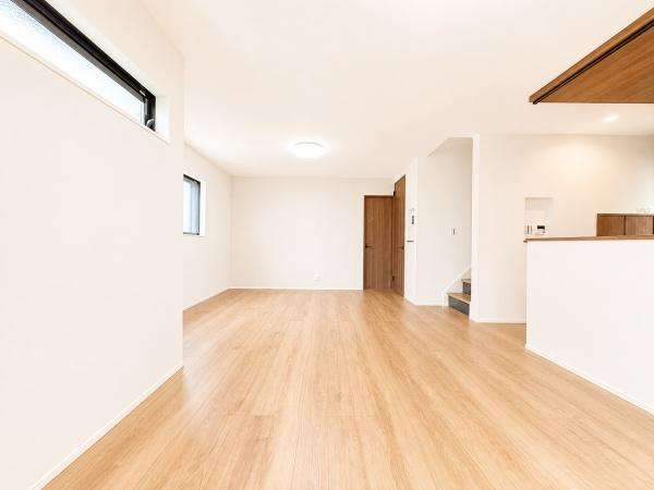 横浜市戸塚区上柏尾町の新築一戸建の居間・リビング|窓からは明るい光が差し込みます！
電気をつけなくても明るいです。
