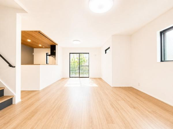 横浜市戸塚区上柏尾町の新築一戸建の居間・リビング|対面式のキッチンはお料理中でも家族とのお話も弾みます。
