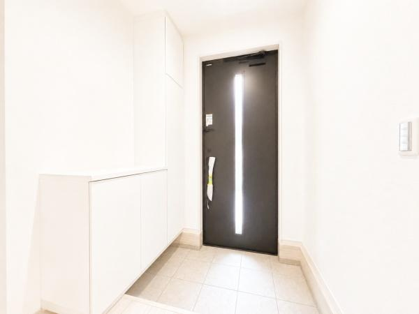横浜市瀬谷区阿久和東３丁目の新築一戸建の玄関|収納豊富な玄関です。
この明るい玄関が気持ちよく家族を迎え入れます♪