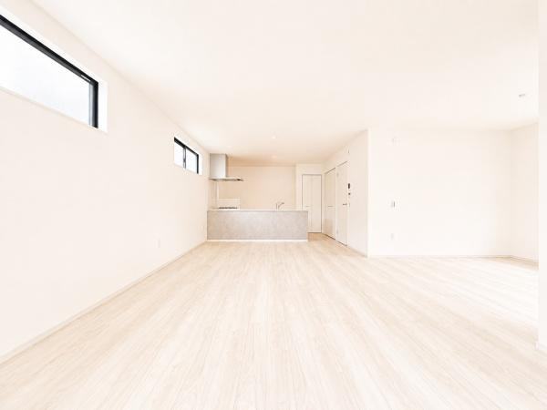 横浜市瀬谷区阿久和東３丁目の新築一戸建の居間・リビング|自慢したくなるリビング！
形も良く家具の配置にも困りません。