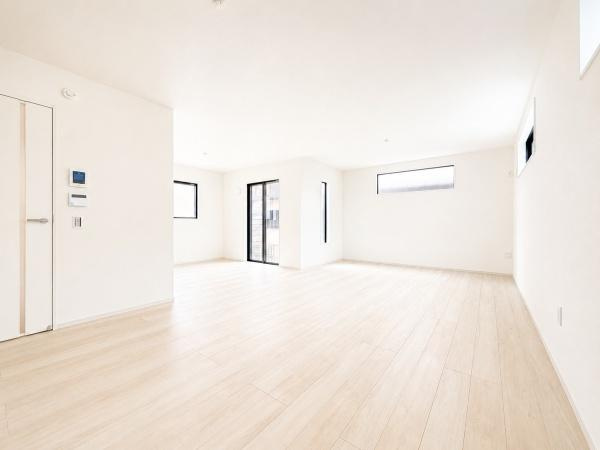 横浜市瀬谷区阿久和東３丁目の新築一戸建の居間・リビング|対面式のキッチンはお料理中でも家族とのお話も弾みます。
