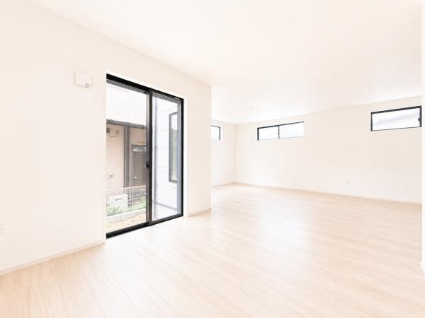 横浜市瀬谷区阿久和東３丁目の新築一戸建の居間・リビング|明るいLDK！！
陽当たり良好です。
