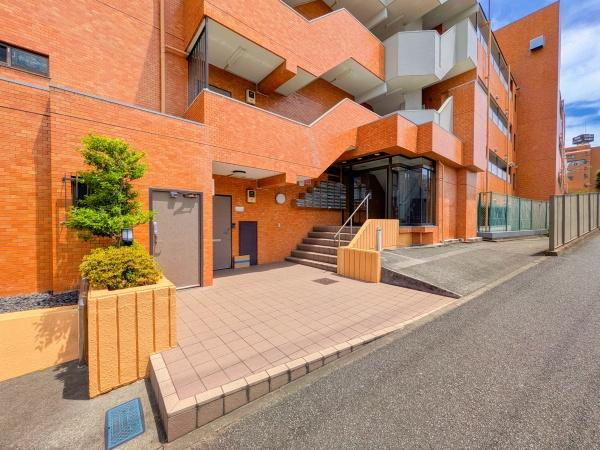 エスペランサ中山のエントランス|清掃もしっかり、管理のされたマンションです。
安心・安全・快適にお過ごしください