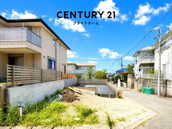 横浜市保土ケ谷区川島町の新築一戸建の前面道路含む現地写真|車通りが少ない為、小さなお子様にも安心です。
是非一度、現地へ起こしください。
