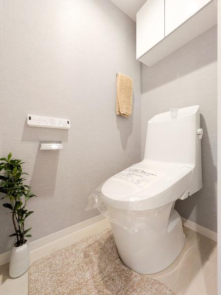 サニークレスト湘南八景５のトイレ|清潔感のある内装のすっきりとしたデザインのトイレです。
水周りが綺麗だと安心ですね。
