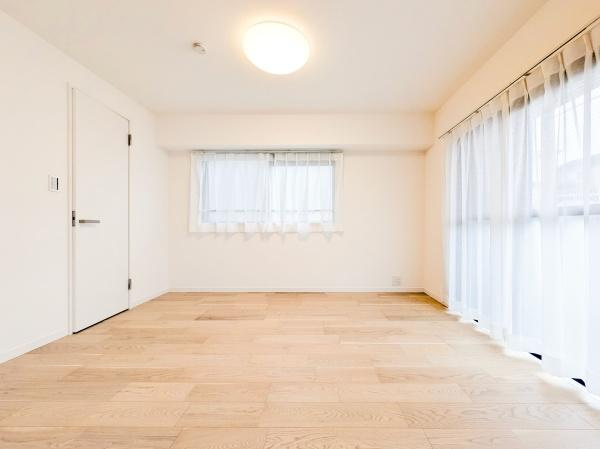サニークレスト湘南八景５の洋室|広さも十分で窓からの光が嬉しい洋室です。