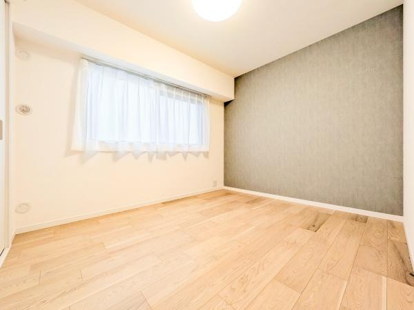 サニークレスト湘南八景５の洋室|広さも十分で窓からの光が嬉しい洋室です。