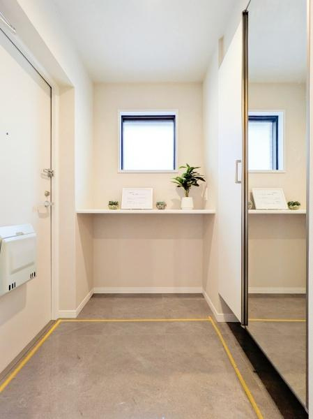 サニークレスト湘南八景５の玄関|収納豊富な玄関です。
この明るい玄関が気持ちよく家族を迎え入れます♪