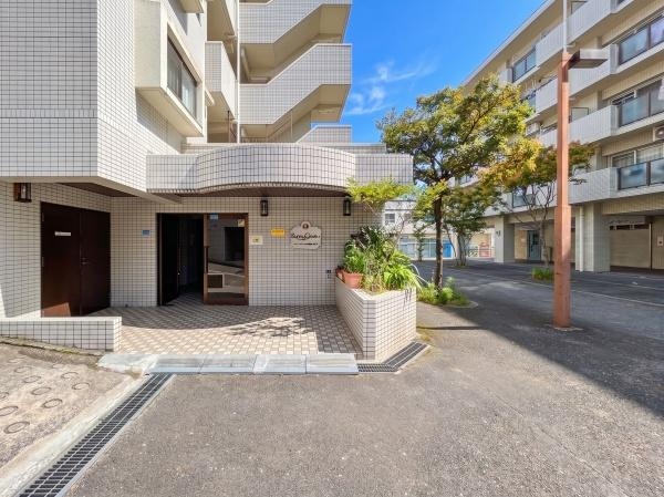 サニークレスト湘南八景５のエントランス|清掃もしっかり、管理のされたマンションです。
安心・安全・快適にお過ごしください