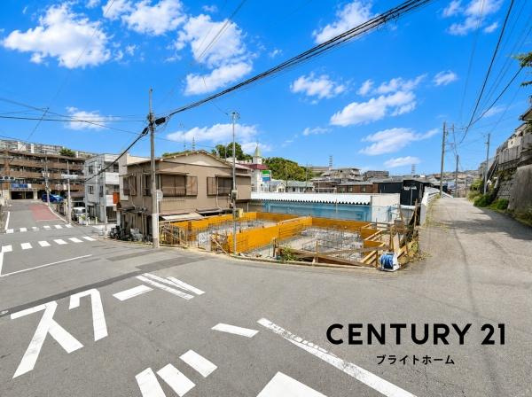 横浜市南区永田北２丁目の新築一戸建の前面道路含む現地写真|前面道路が広いので、安心して駐車可能です！
是非現地へお越しください。