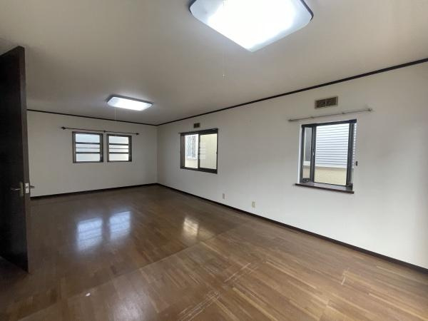 【寝室】 | 木目のフローリングが暖かみのある室内に。明るい寝室で心地のいい朝を迎えられそう。